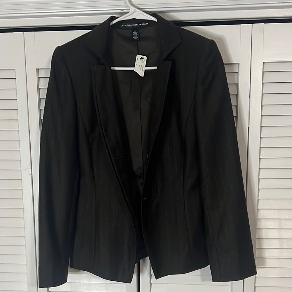 Tailored Blazer with Notched Lapels and Fitted Silhouette - Picture 10 of 10